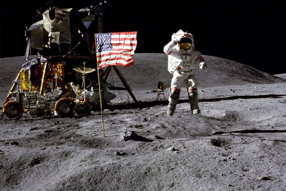 Charles M. Duke, commandant de la mission Apollo 16, John W. Young, salue le drapeau des États-Unis planté sur la Lune.