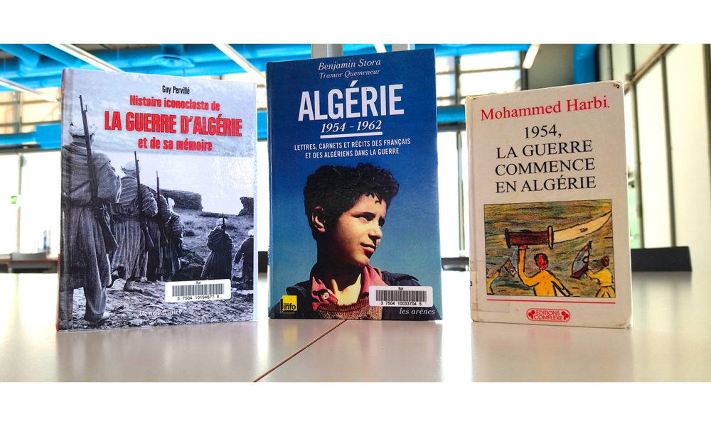 Trois ouvrages de Benjamin Stora, Mohammed Harbi, Guy Pervillé sur la guerre d'Algérie posés sur une table