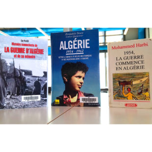 Trois ouvrages de Benjamin Stora, Mohammed Harbi, Guy Pervillé sur la guerre d'Algérie posés sur une table