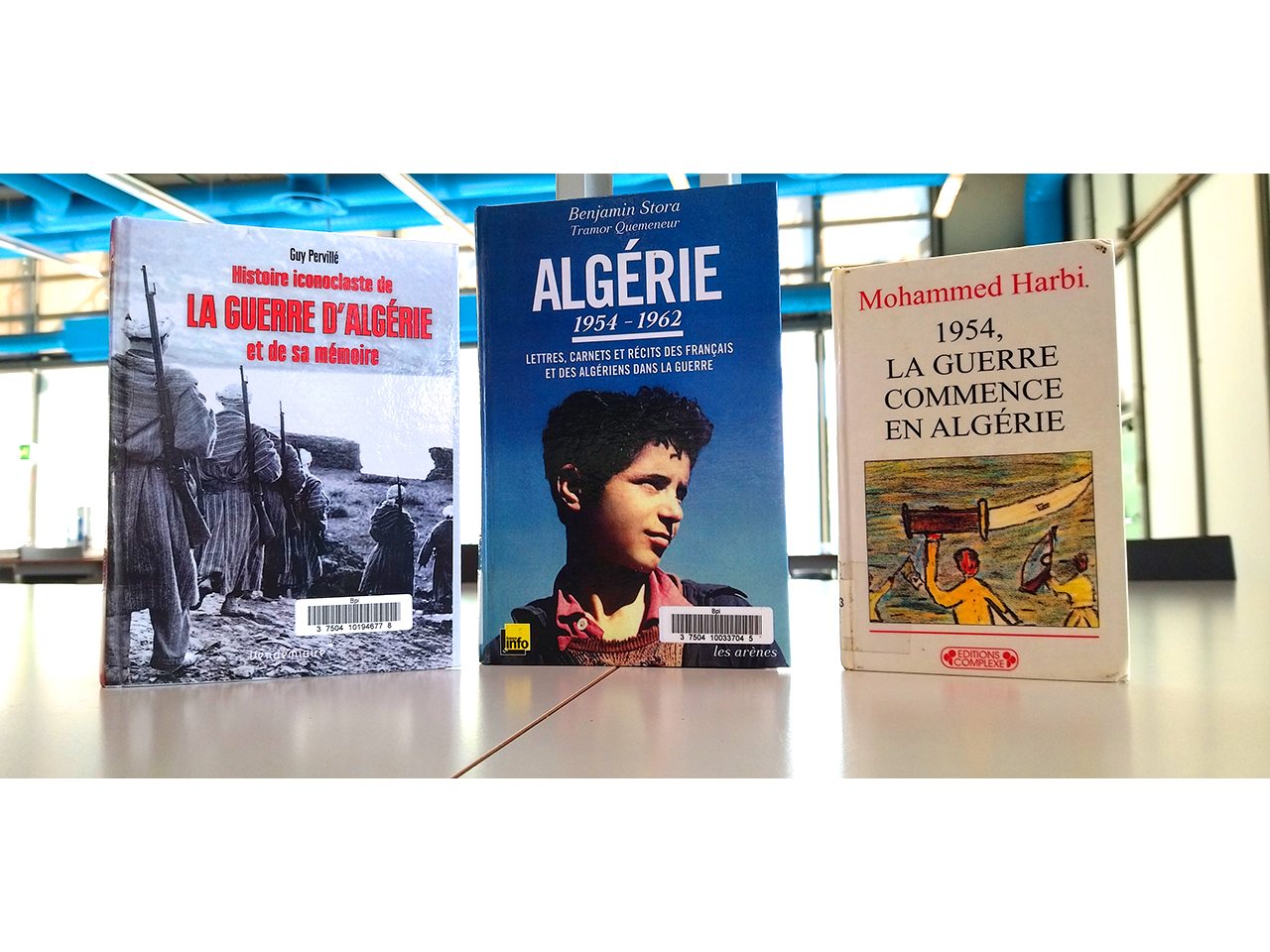 Trois ouvrages de Benjamin Stora, Mohammed Harbi, Guy Pervillé sur la guerre d'Algérie posés sur une table