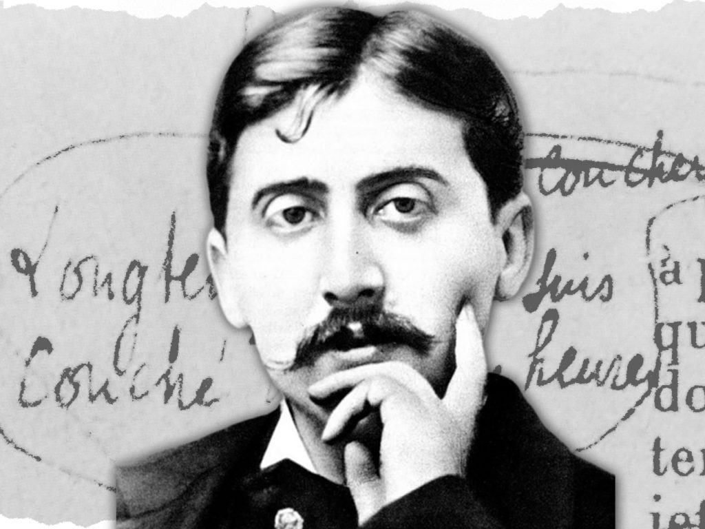 Photographie de Marcel Proust avec en fond le manuscrit de À la recherche du temps perdu