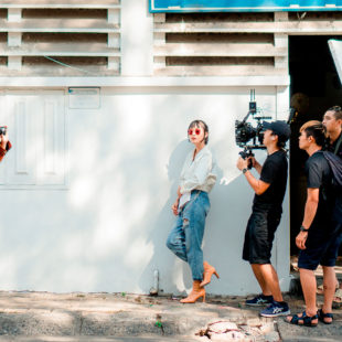 Personnes sur un tournage.