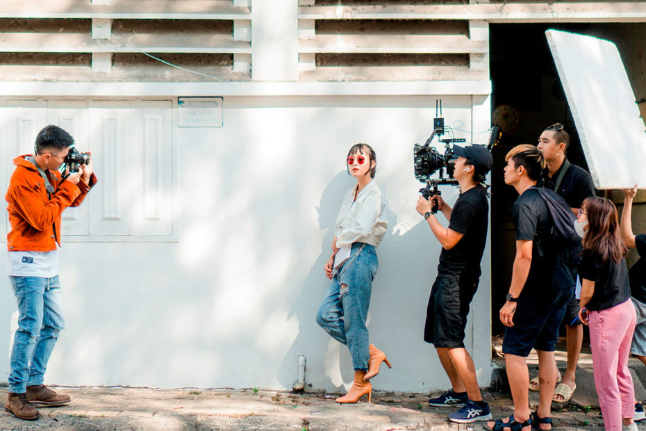 Personnes sur un tournage.