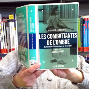Personne lisant Les Combattante de l'ombre de M. Collins Weitz