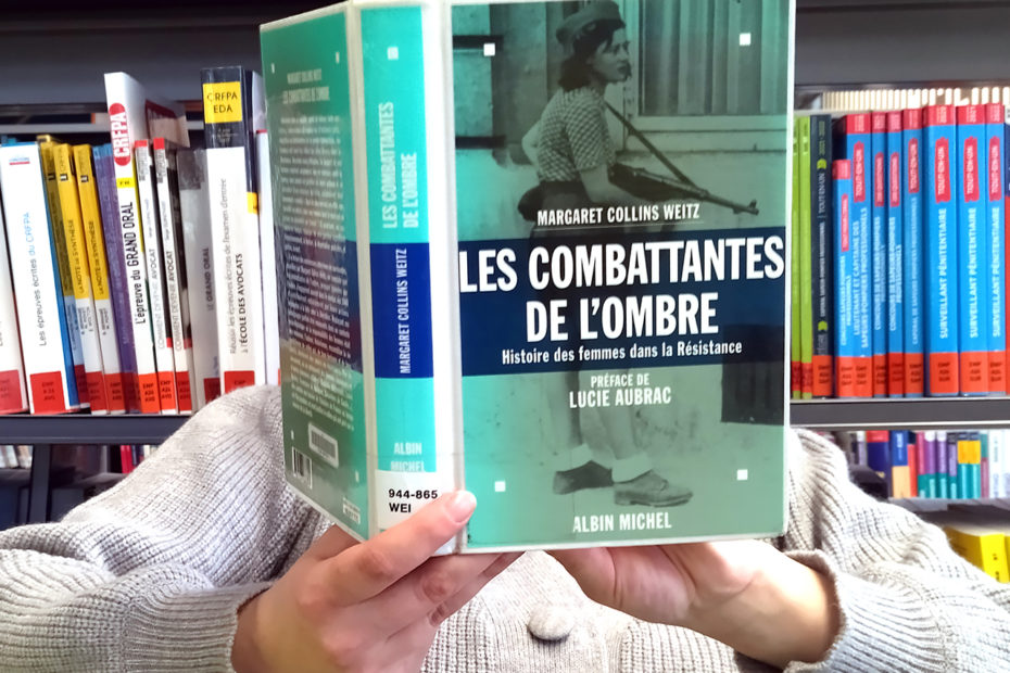 Personne lisant Les Combattante de l'ombre de M. Collins Weitz