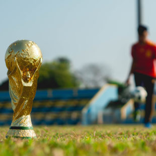 Footballeur à côté d'une coupe