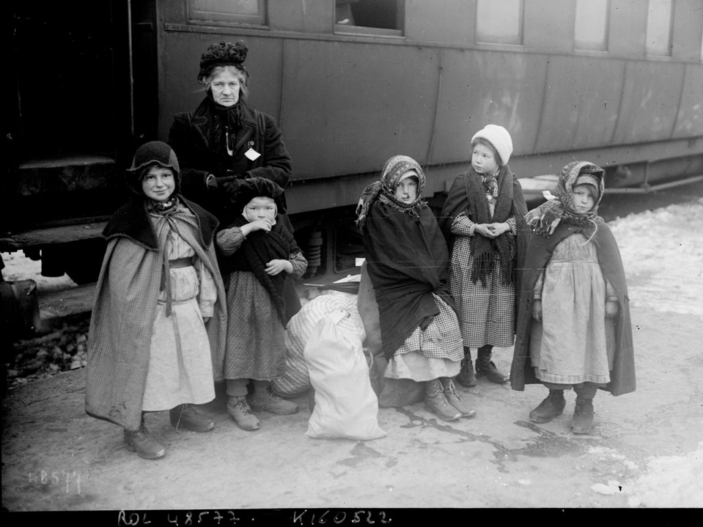 Enfants réfugiés sur le quai de la gare d'Evian en 1916