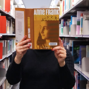 Personne tenant le livre Anne Franck l'intégrale dans les mains