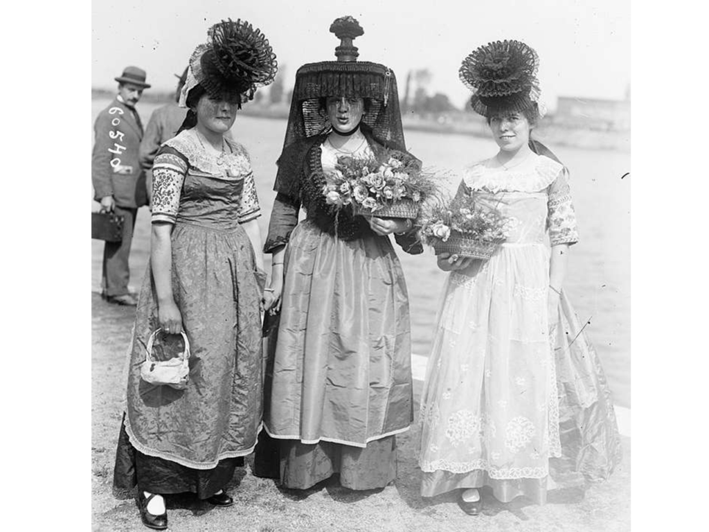 Bressanes et Mâconnaises en costume de fête, près de la Saône