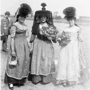 Bressanes et Mâconnaises en costume de fête, près de la Saône