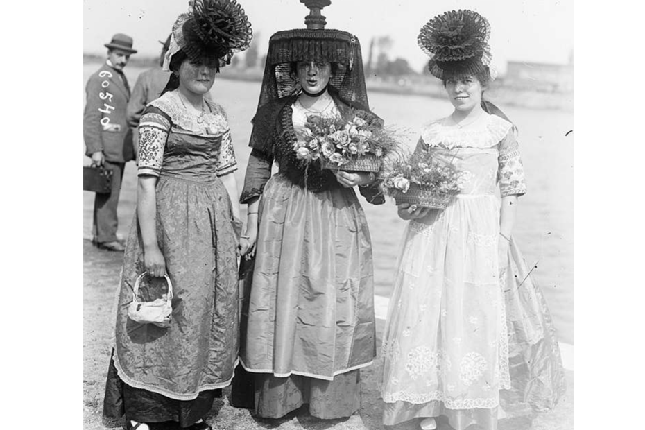 Bressanes et Mâconnaises en costume de fête, près de la Saône