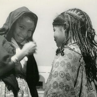 photographie en noir et blanc de deux jeunes filles berbères dont l'une a les cheveux tressés