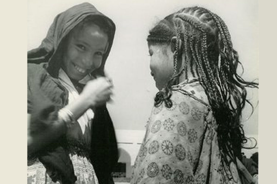photographie en noir et blanc de deux jeunes filles berbères dont l'une a les cheveux tressés