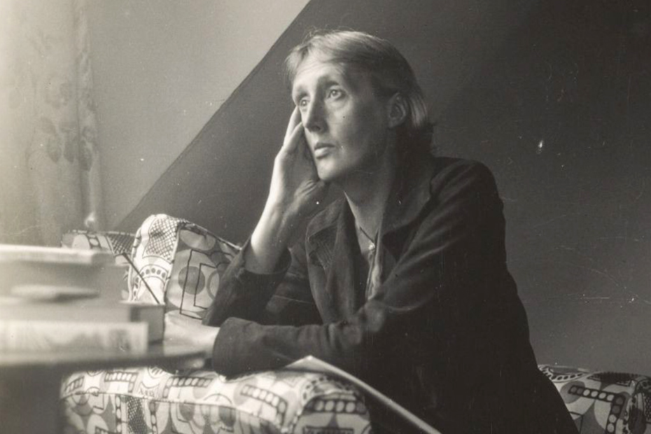 Photographie de Virginia Woolf assise dans un fauteuil, à Monk’s House,