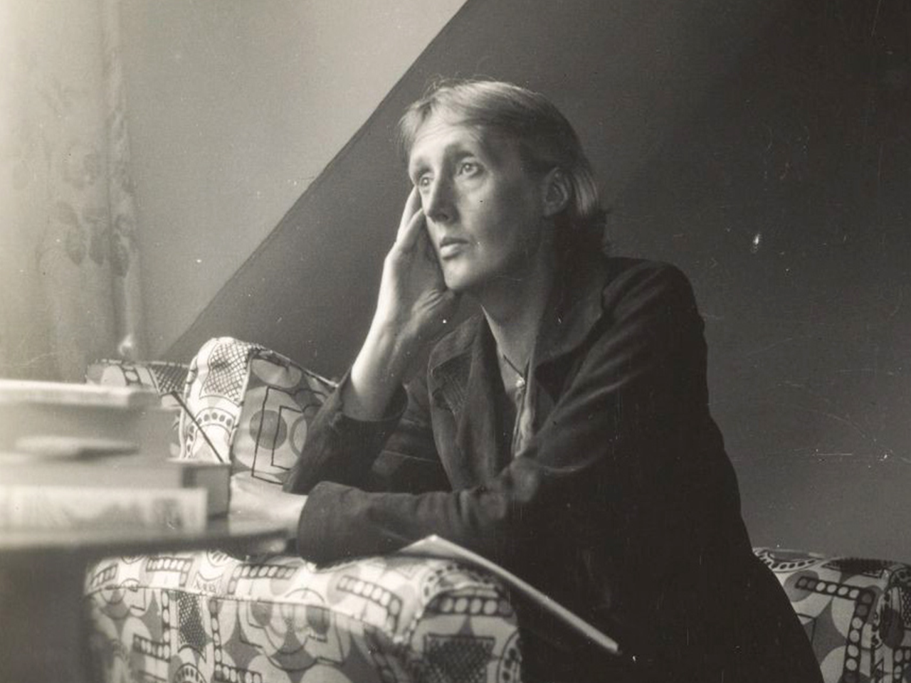 Photographie de Virginia Woolf assise dans un fauteuil, à Monk’s House,