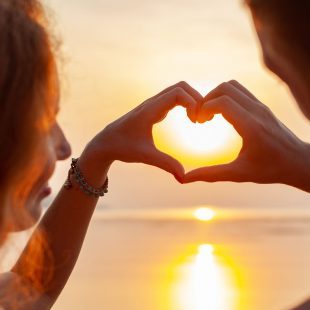 Image d'un couple amoureux au soleil couchant