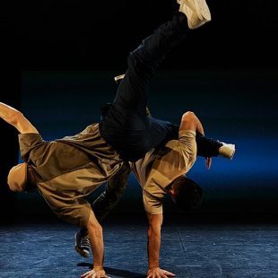Photo prise par Jerick Collantes via Wikimedia Commons. Lors du spectacle « In My Body » , une production de danse par Bboyizm, choregraphié par Crazy Smooth. Interprètes (gauche à droit) : Vibz, JC Fresh. Photo du 18/11/2021.