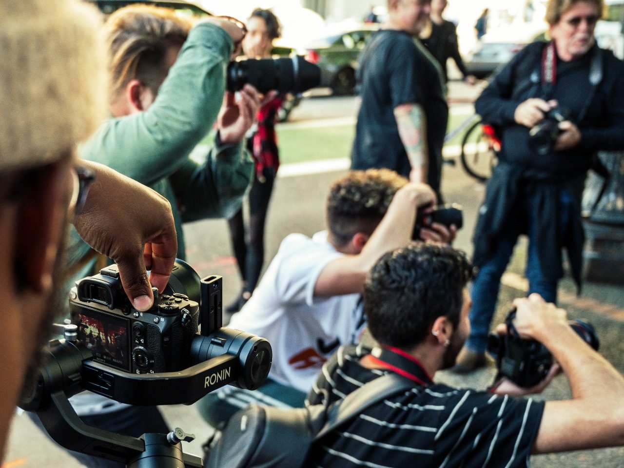 un groupe de journalistes se précipite pour prendre une photo