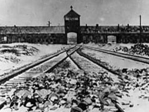 Photo en noir et blanc de l'arrivée des voies ferrées au camp d'Auschwitz