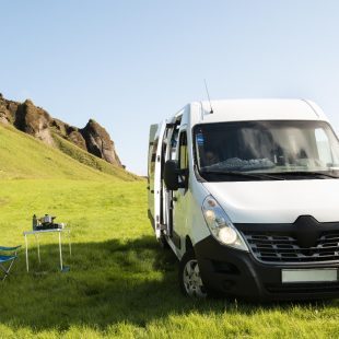 Image de camping-car posé dans la nature