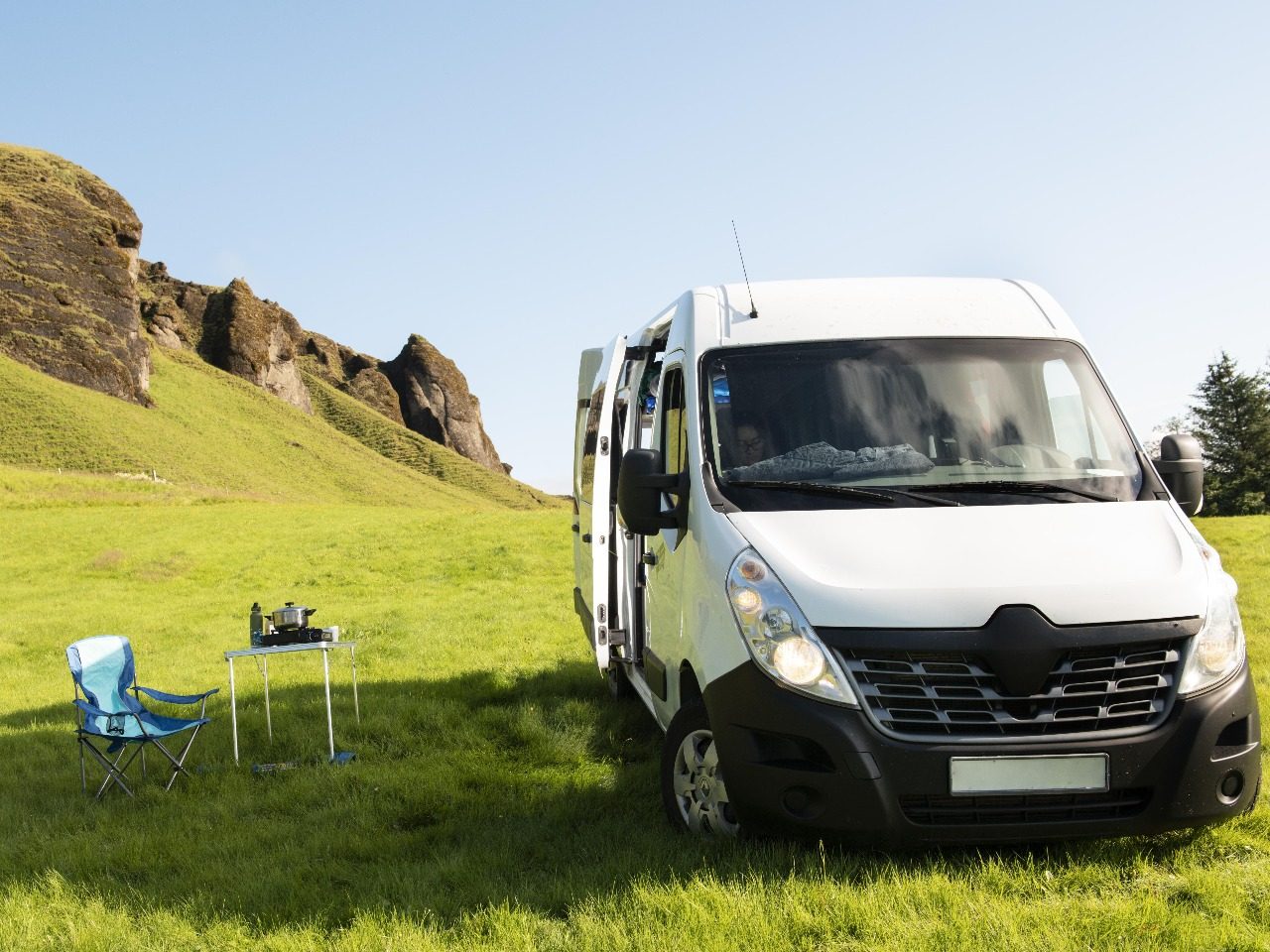 Image de camping-car posé dans la nature