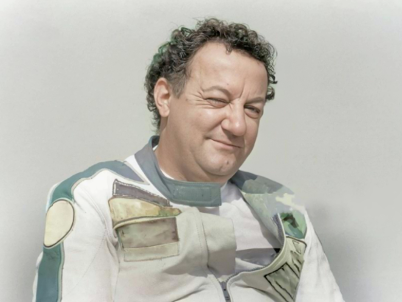 Photo de Coluche en combinaison sportive