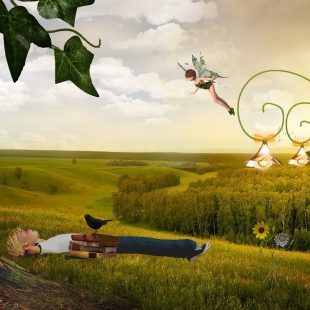 Illustration d'un petit garçon qui est allongé sur l'herbe avec une pile de livres à côté de lui