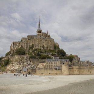 Mont saint michel, Une abbaye, Île.