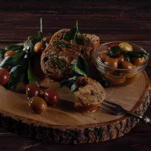 tartine de pain imbibée d'huile d'olive sur planche de bois