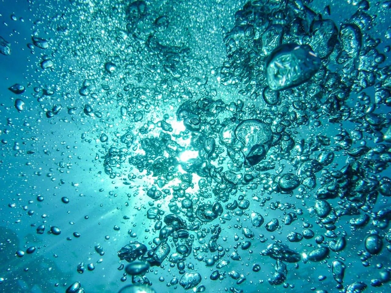 Eau vue d'en dessous la surface avec des bulles