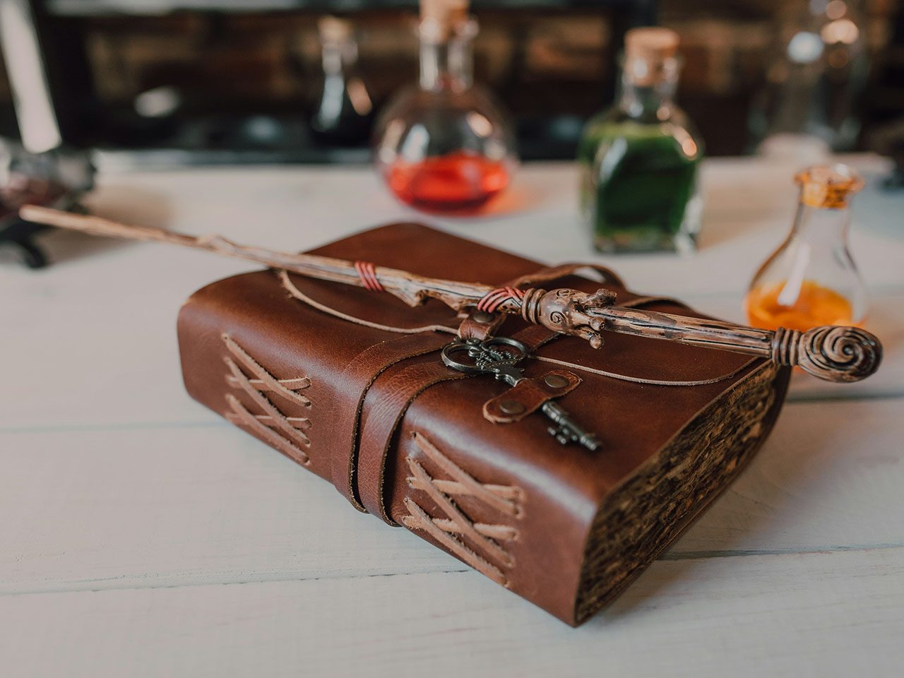 Grimoire et baguette de sorcier posés sur une table