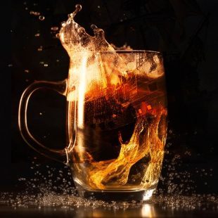 bateau pirate dans verre de bière agitée