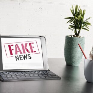 Ecran d'ordinateur portant la mention "Fake news"