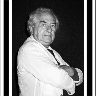 Portrait de Daniel Buren encadré de barres noires et blanches