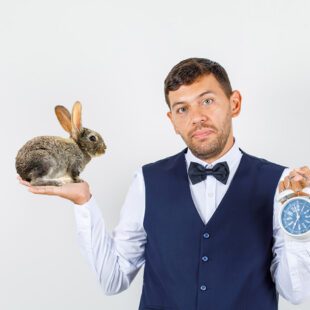 homme avec réveil et lapin