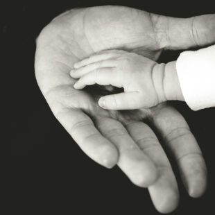 Main de bébé dans main adulte