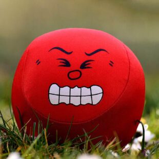 Balle rouge avectraits de visage grimaçant
