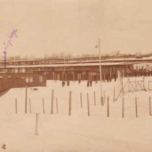 Photo noir et blanc de camp de prisonniers français en Allemagne