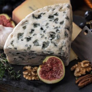 Plateau de fromages, figues, ail, thym et noix