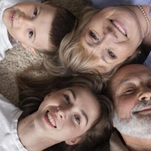 Les différents âges dans la famille par freepik