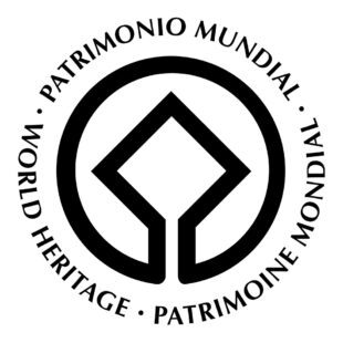 Logo en noir et blanc et en format paysage. Le carré du logo représente le patrimoine bâti créé par l'homme. Il est entouré par un cercle qui symbolise le globe terrestre évoquant le patrimoine naturel.