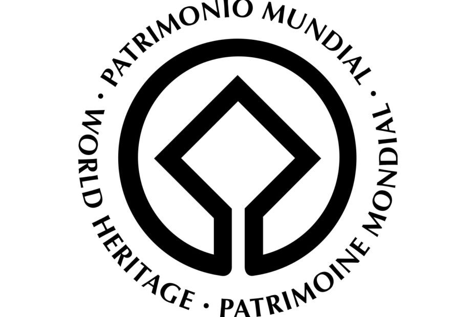Logo en noir et blanc et en format paysage. Le carré du logo représente le patrimoine bâti créé par l'homme. Il est entouré par un cercle qui symbolise le globe terrestre évoquant le patrimoine naturel.