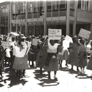 Photographie en noir et blanc, de format paysage représentant une manifestation des femmes du Losotho contre la violence.
