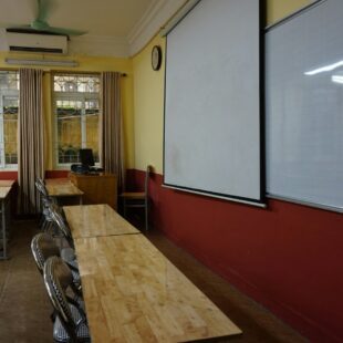 Intérieur d'une salle de classe avec tableau et tables et chaises