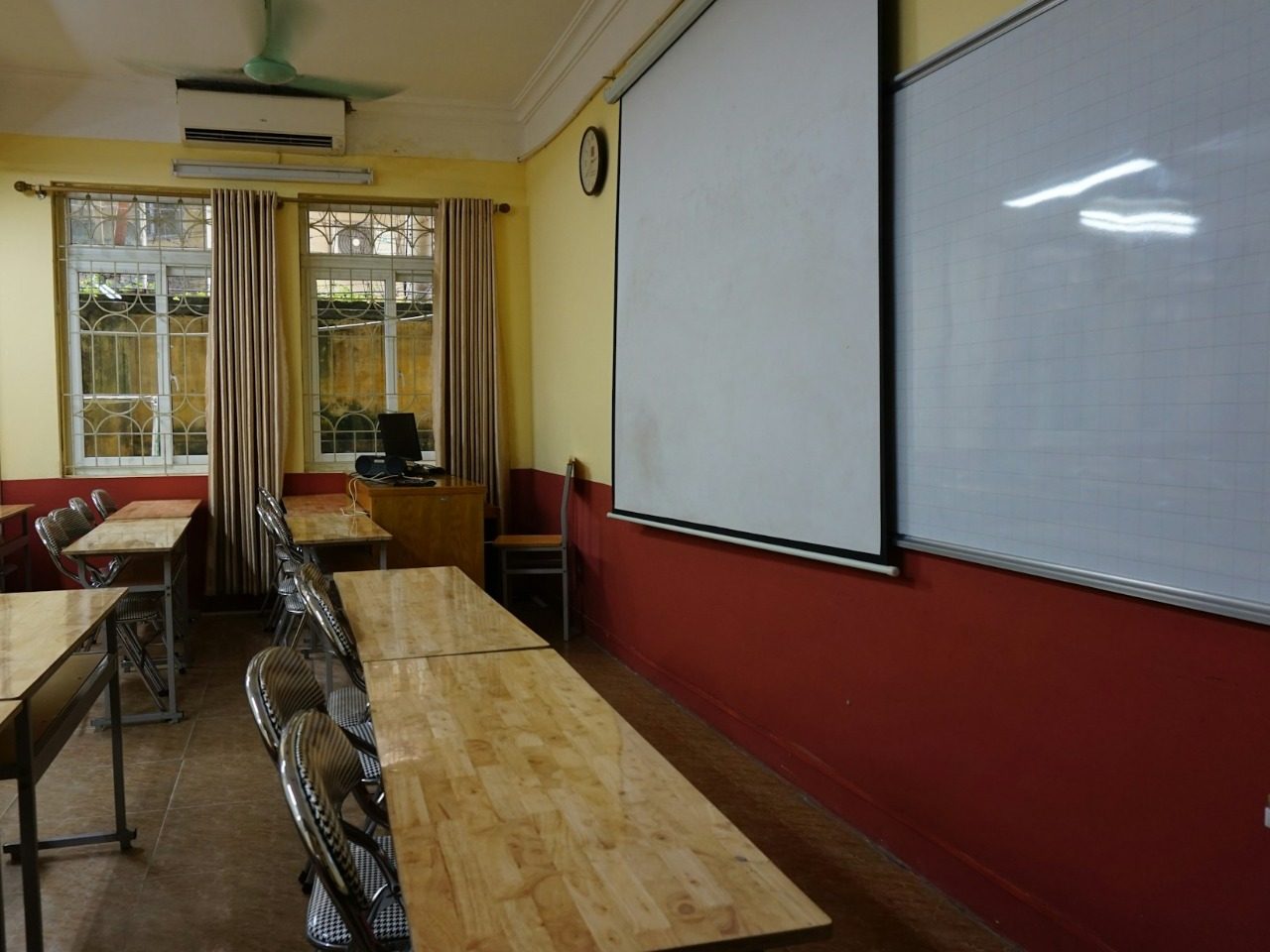 Intérieur d'une salle de classe avec tableau et tables et chaises